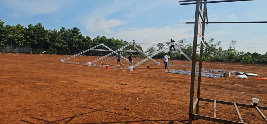 Trang trí tiệc cưới sân khấu – Điểm nhấn tạo nên không gian cưới sang trọng và đáng nhớ 1 Gen N Z7661116730172 73dcdffe91f755268e82585448e5d43e